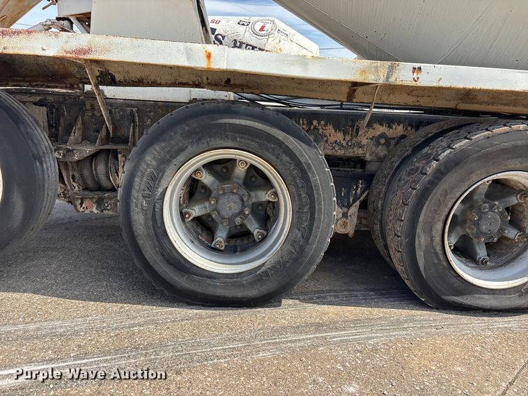 image for item EA4772 1985 International F2574 ready mix truck