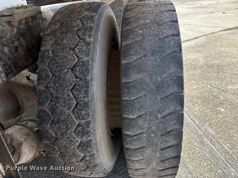 image for item EA4772 1985 International F2574 ready mix truck