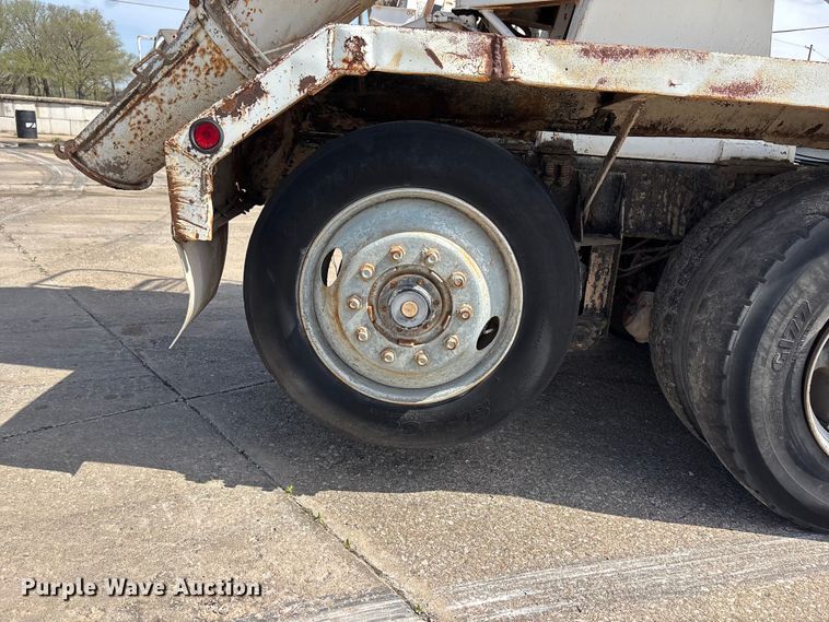 image for item EA4772 1985 International F2574 ready mix truck