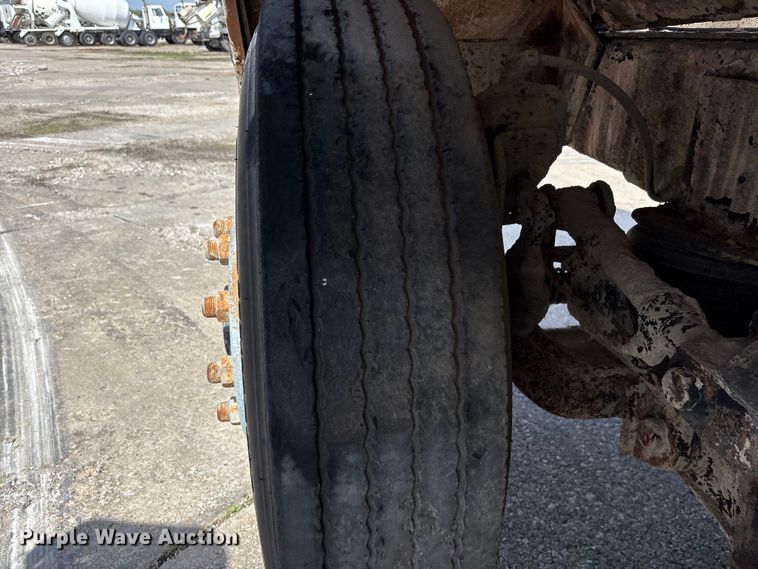 image for item EA4772 1985 International F2574 ready mix truck