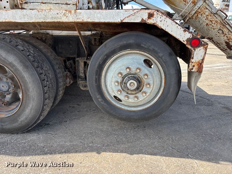 image for item EA4772 1985 International F2574 ready mix truck