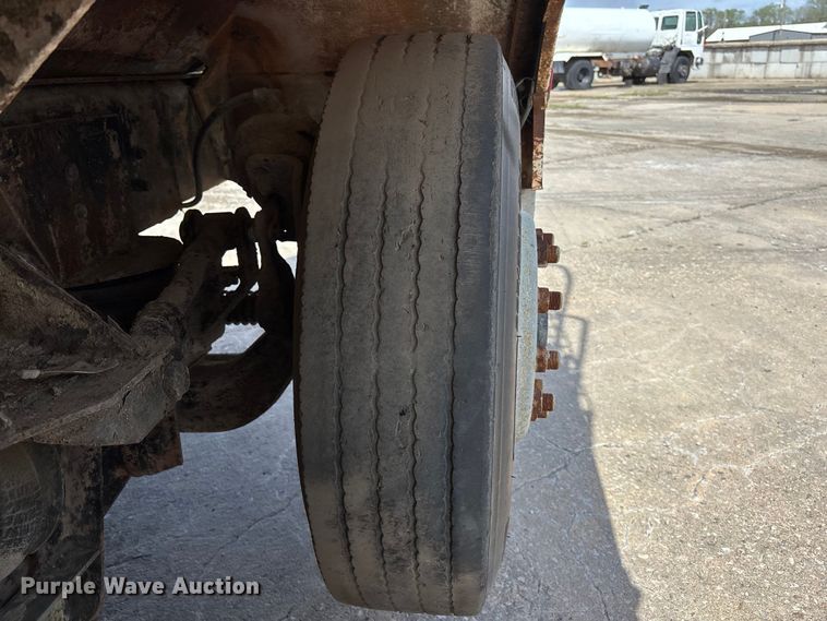 image for item EA4772 1985 International F2574 ready mix truck