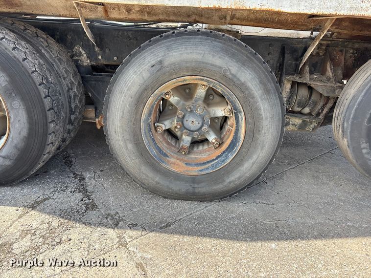 image for item EA4772 1985 International F2574 ready mix truck
