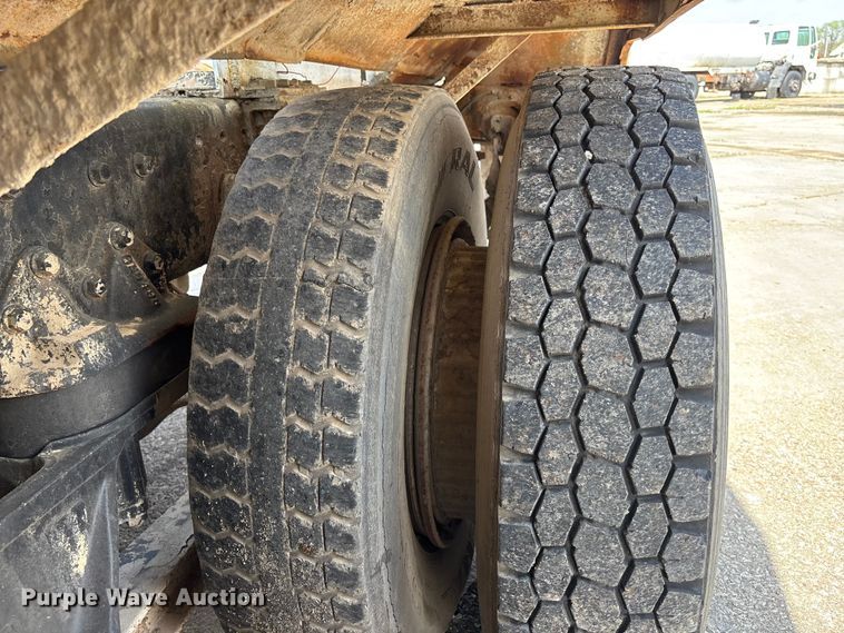 image for item EA4772 1985 International F2574 ready mix truck