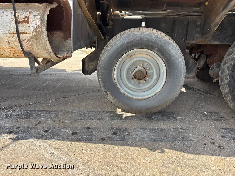 image for item EA4772 1985 International F2574 ready mix truck