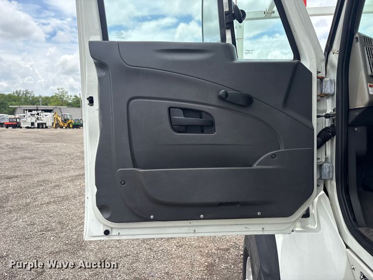 image for item EG9136 2010 International WorkStar 7600 grapple truck