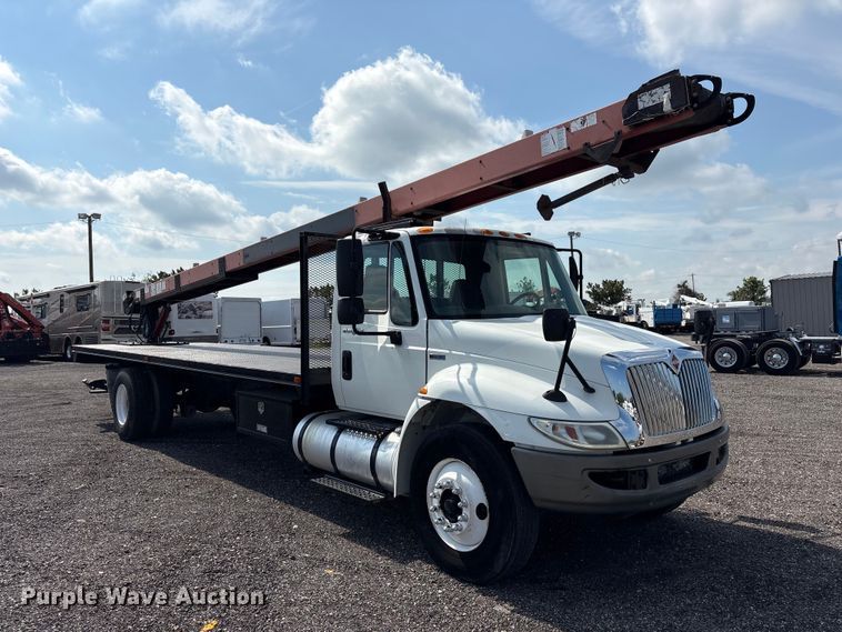 image for item EG9157 2013 International 4300 shingle conveyor truck