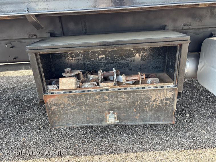 image for item EG9157 2013 International 4300 shingle conveyor truck