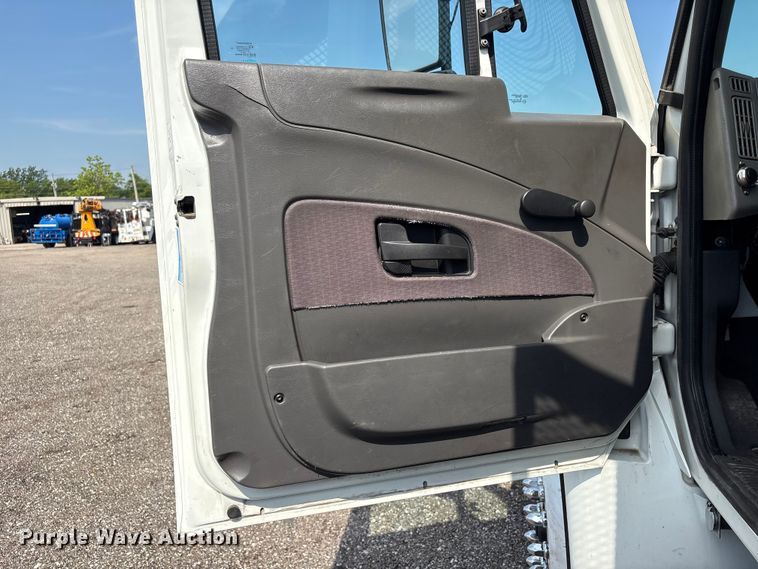 image for item EG9157 2013 International 4300 shingle conveyor truck