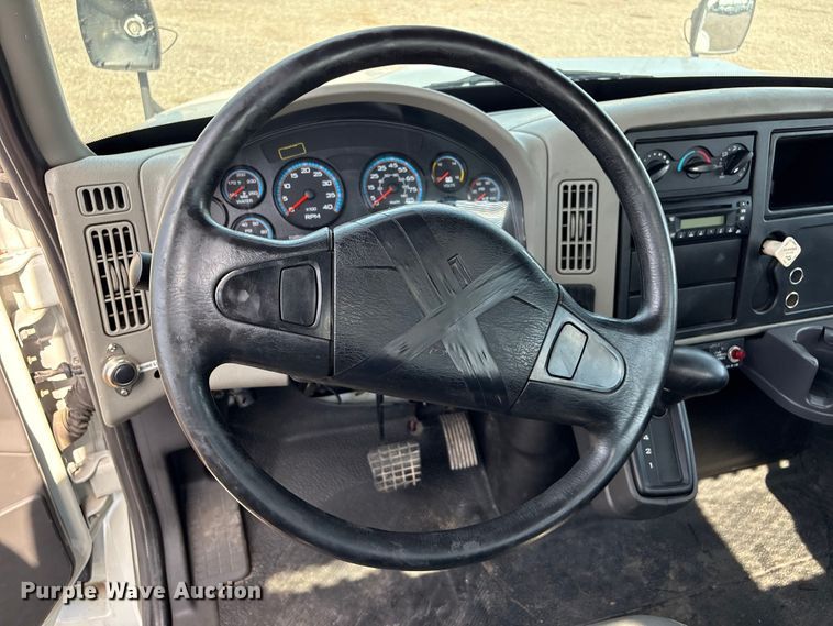 image for item EG9157 2013 International 4300 shingle conveyor truck