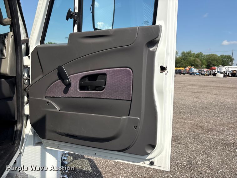 image for item EG9157 2013 International 4300 shingle conveyor truck