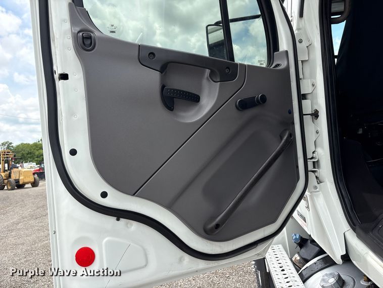 image for item EG9174 2012 Freightliner Business Class M2 Crew Cab utility / service truck