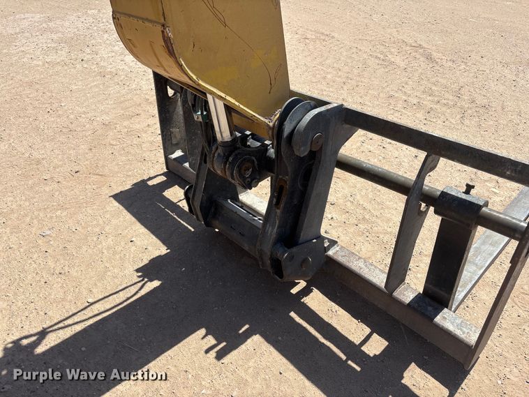 image for item EL2519 2005 Caterpillar TH460B telehandler