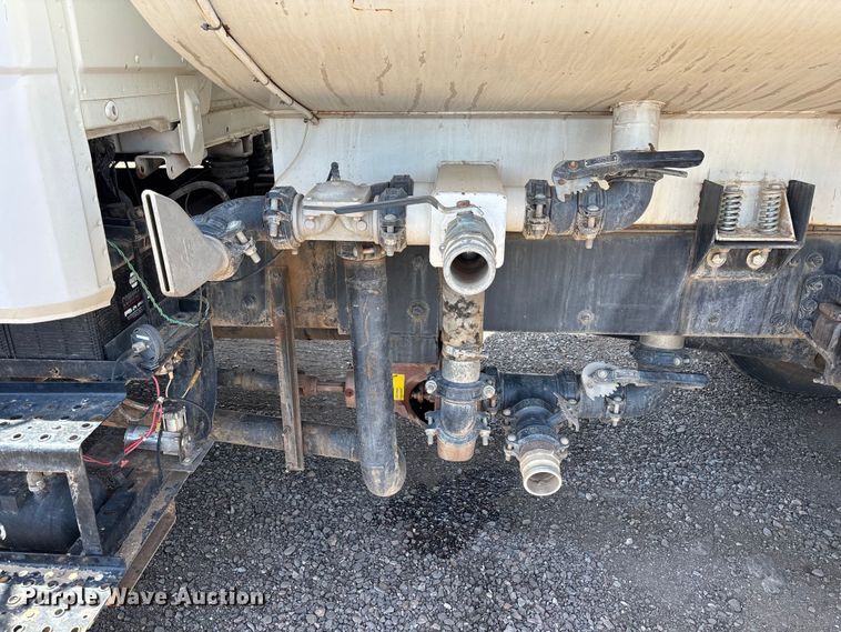 image for item EL2536 2000 Freightliner FL70 water truck