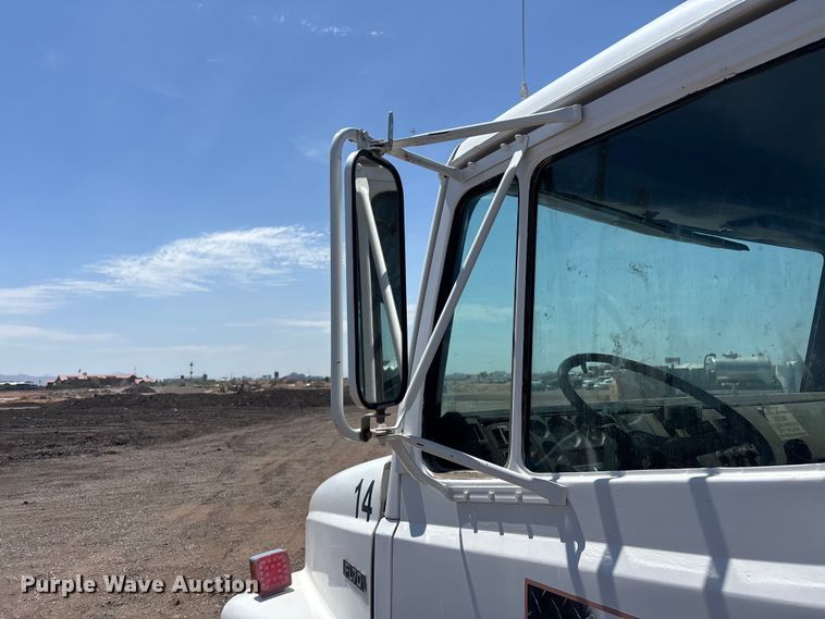 image for item EL2536 2000 Freightliner FL70 water truck