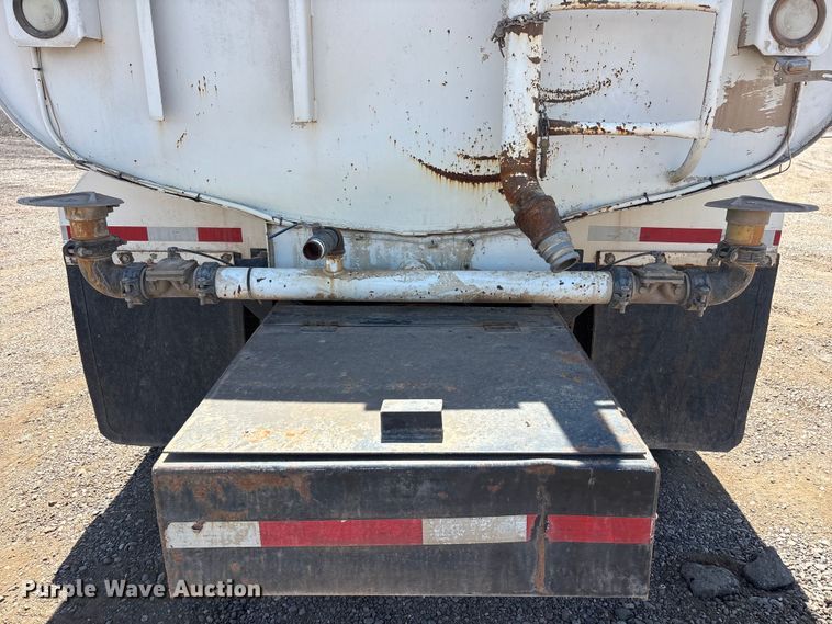 image for item EL2536 2000 Freightliner FL70 water truck