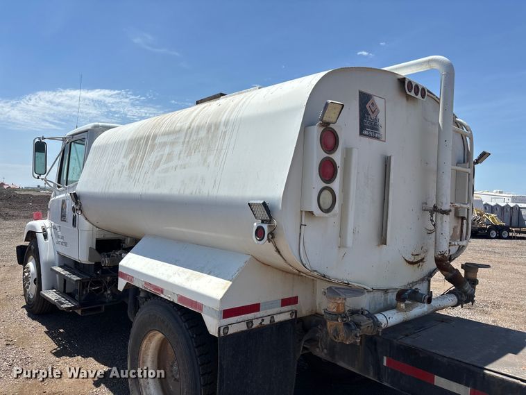 image for item EL2536 2000 Freightliner FL70 water truck