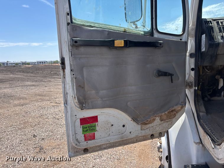 image for item EL2536 2000 Freightliner FL70 water truck