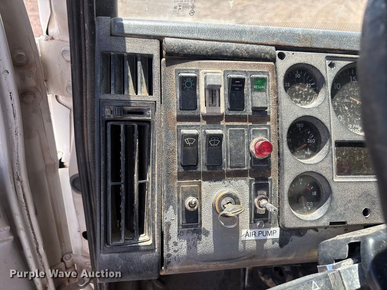 image for item EL2536 2000 Freightliner FL70 water truck