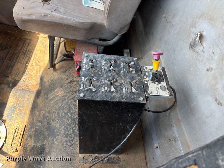 image for item EL2536 2000 Freightliner FL70 water truck