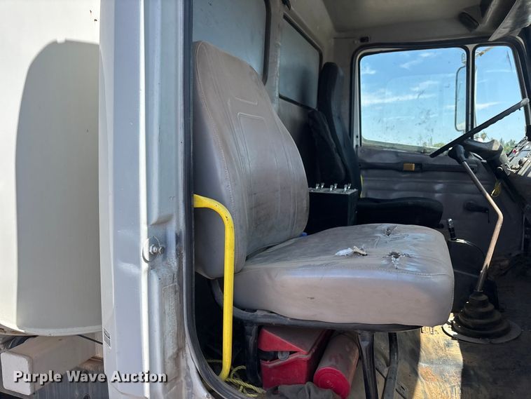 image for item EL2536 2000 Freightliner FL70 water truck