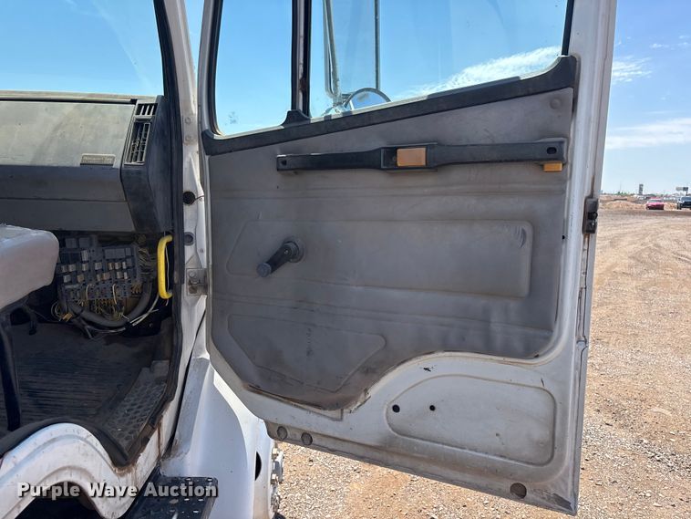 image for item EL2536 2000 Freightliner FL70 water truck