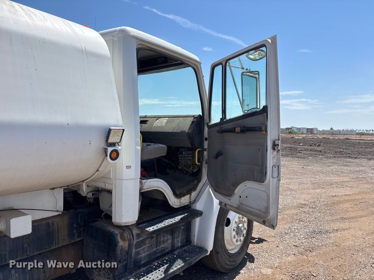 image for item EL2536 2000 Freightliner FL70 water truck