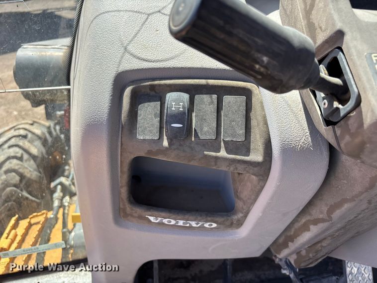 image for item EL2568 2014 Volvo BL70B backhoe