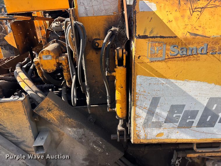 image for item EL2599 2005 Leeboy 8500 paver