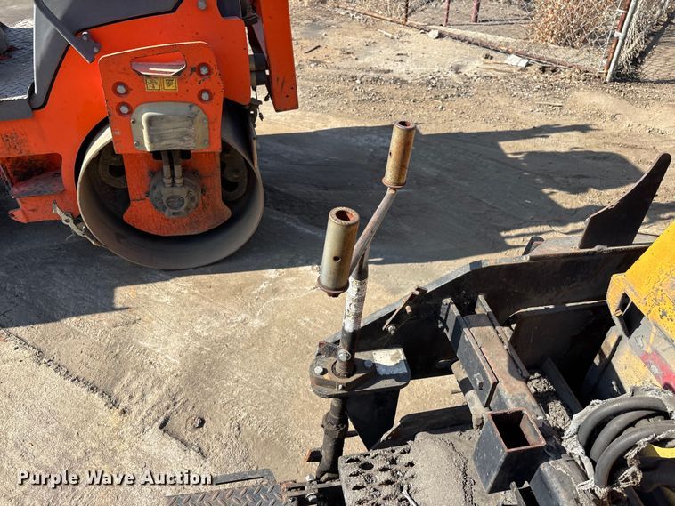 image for item EL2599 2005 Leeboy 8500 paver