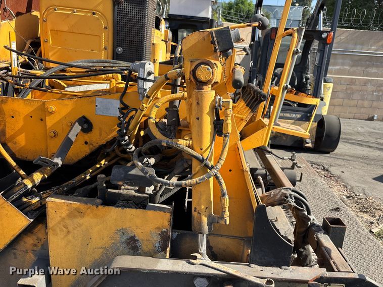 image for item EL2599 2005 Leeboy 8500 paver
