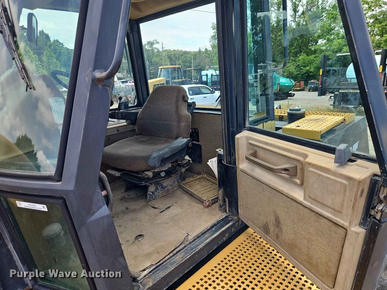 image for item EO7445 1994 Caterpillar Challenger 75C tractor