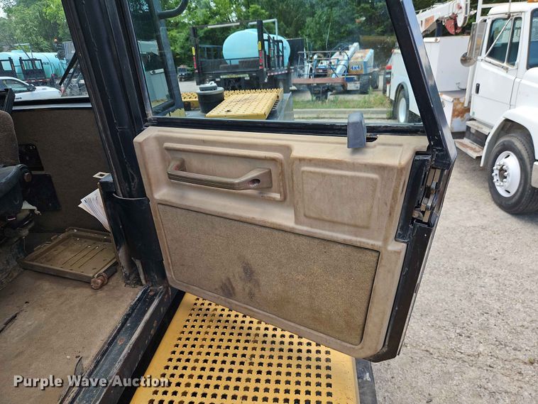 image for item EO7445 1994 Caterpillar Challenger 75C tractor