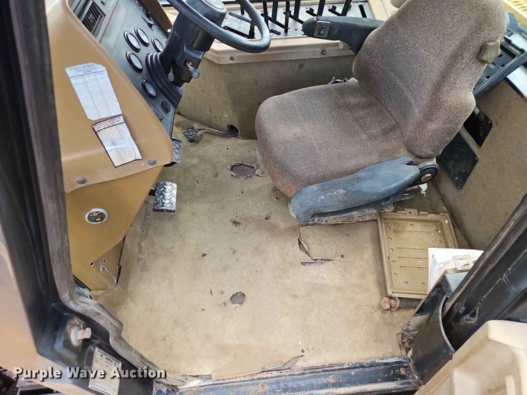 image for item EO7445 1994 Caterpillar Challenger 75C tractor