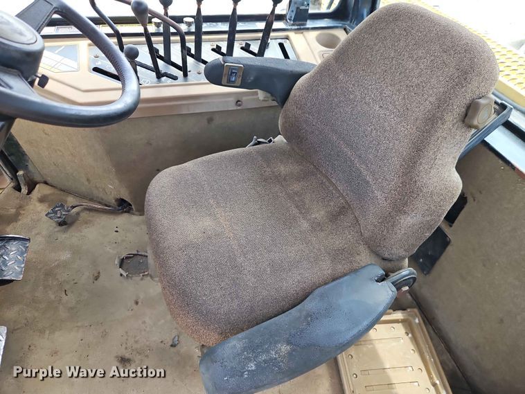 image for item EO7445 1994 Caterpillar Challenger 75C tractor