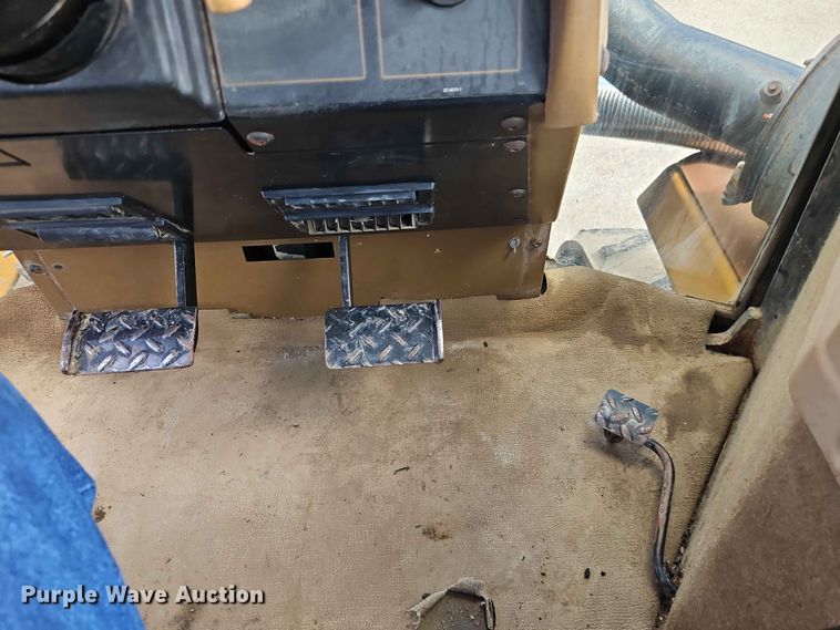 image for item EO7445 1994 Caterpillar Challenger 75C tractor