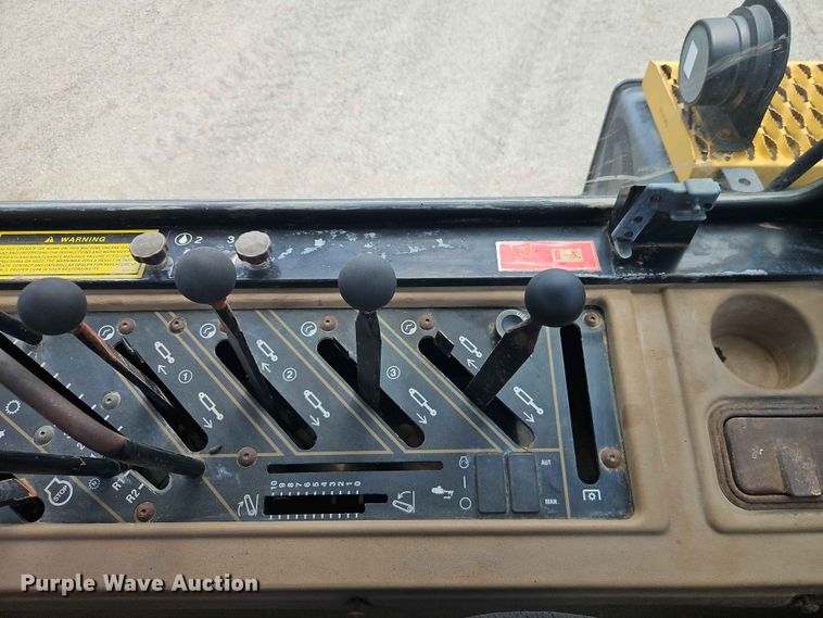 image for item EO7445 1994 Caterpillar Challenger 75C tractor