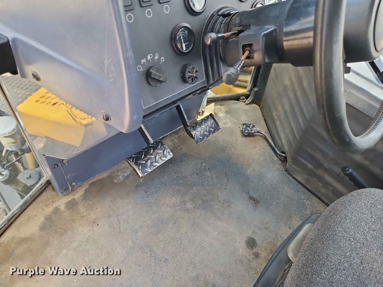 image for item EO7488 1996 Caterpillar Challenger 75C tractor
