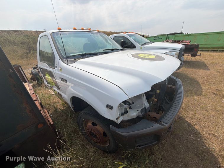 image for item ER1963 2003 Ford F450 Super Duty truck cab and chassis