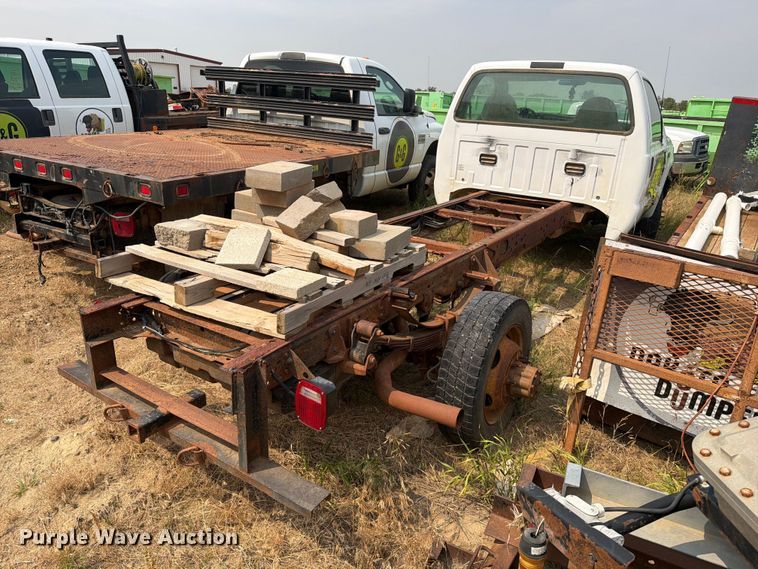 image for item ER1963 2003 Ford F450 Super Duty truck cab and chassis
