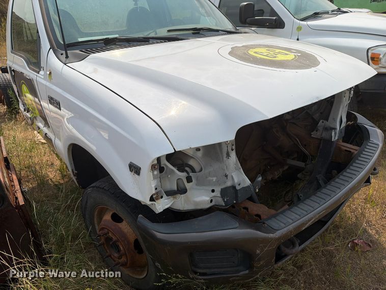 image for item ER1963 2003 Ford F450 Super Duty truck cab and chassis