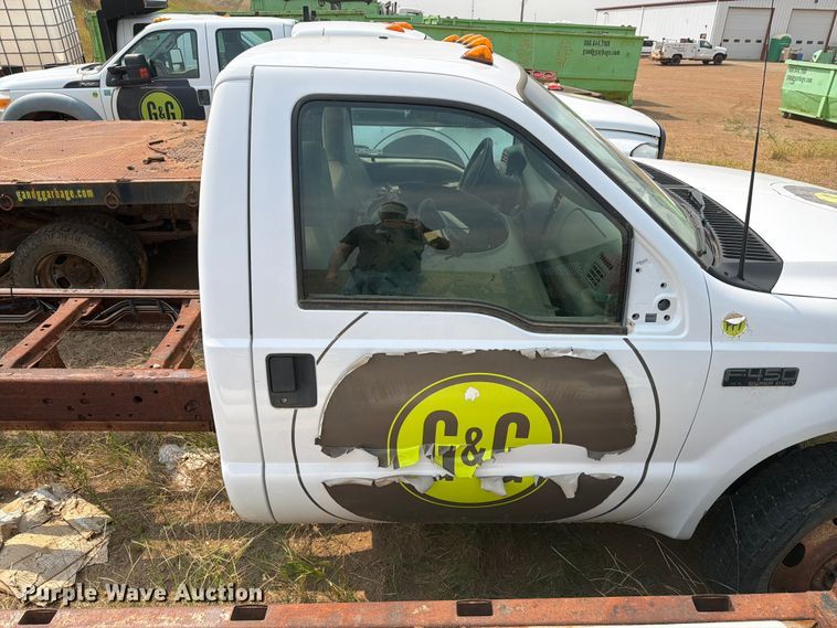 image for item ER1963 2003 Ford F450 Super Duty truck cab and chassis