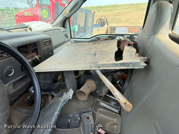 image for item ER1963 2003 Ford F450 Super Duty truck cab and chassis