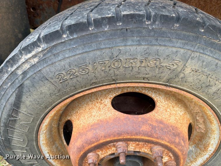 image for item ER1963 2003 Ford F450 Super Duty truck cab and chassis