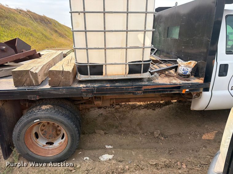 image for item ER1965 2009 Ford F-550 Crew Cab flatbed truck