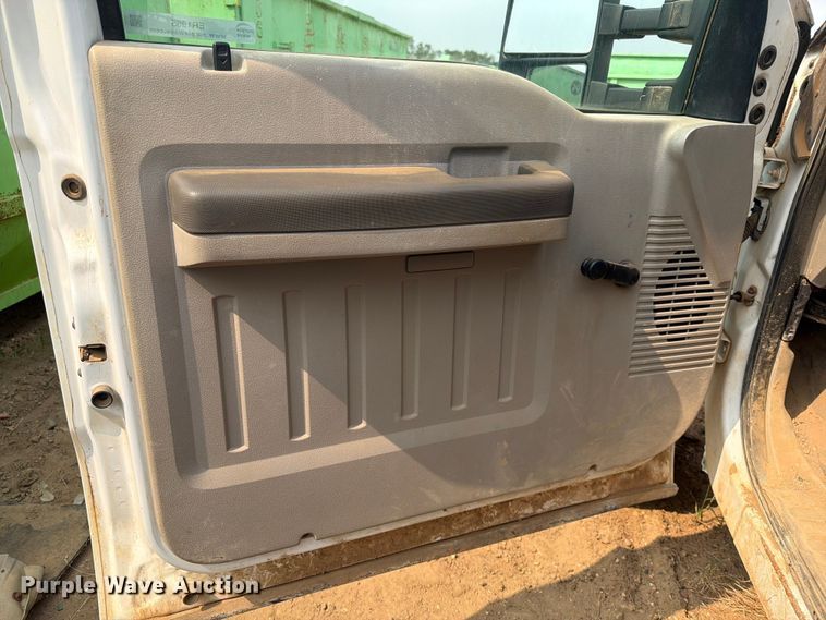 image for item ER1965 2009 Ford F-550 Crew Cab flatbed truck