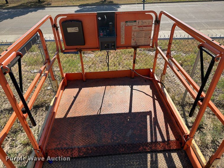 image for item ER1969 2012 JLG 260MRT scissor lift
