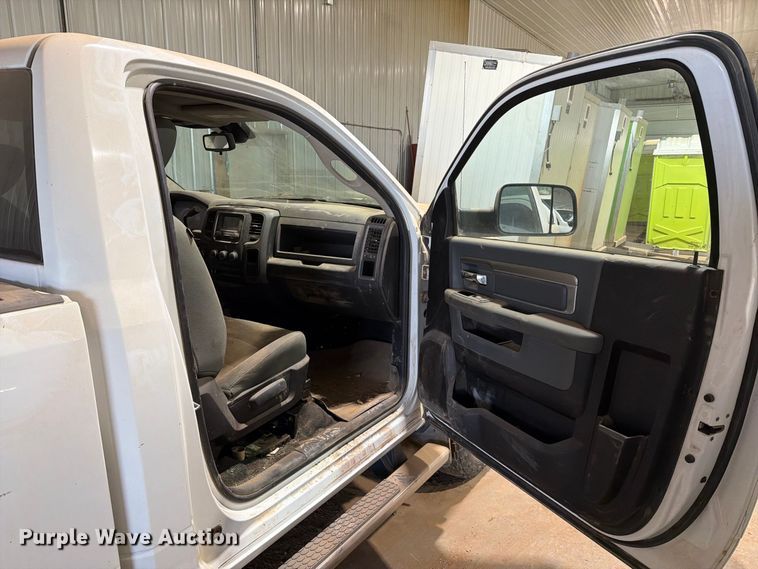 image for item ER1976 2014 RAM 3500 pickup truck