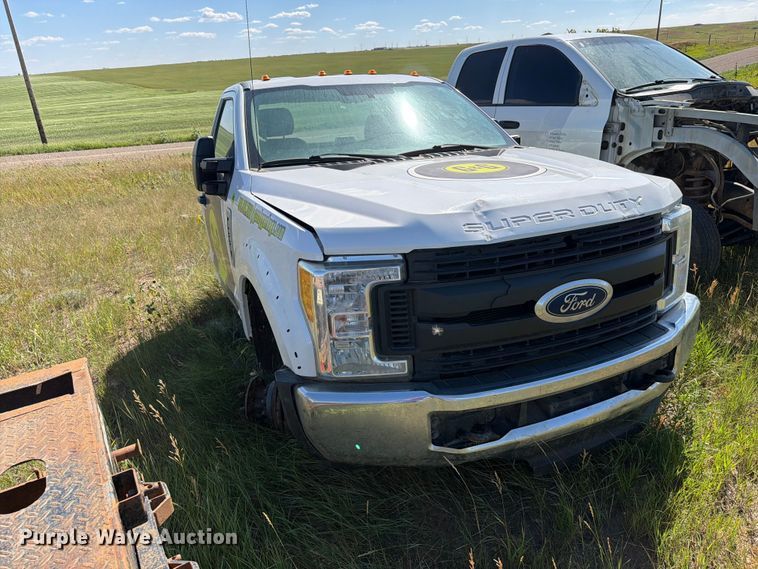 image for item ER1983 2017 Ford F550 Super Duty truck cab and chassis