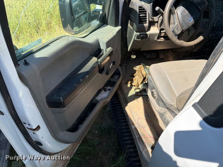 image for item ER1983 2017 Ford F550 Super Duty truck cab and chassis